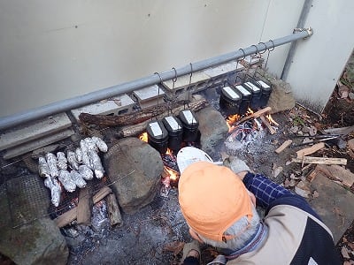 森の楽校 春の山菜収穫・飯盒炊飯とまき割り体験! イメージ画像1