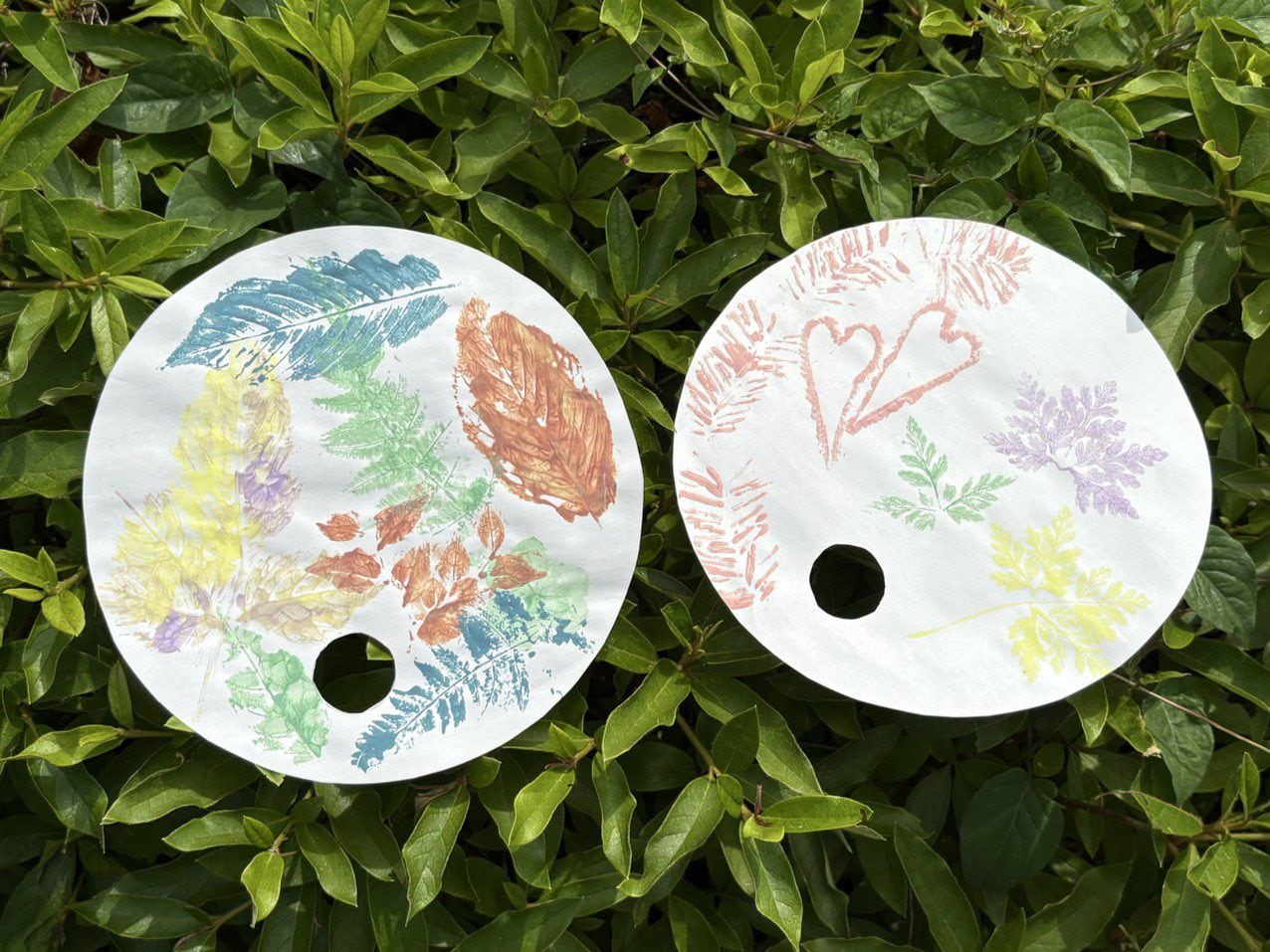 【みえ森林教育ステーション】葉っぱのスタンプでうちわ作り