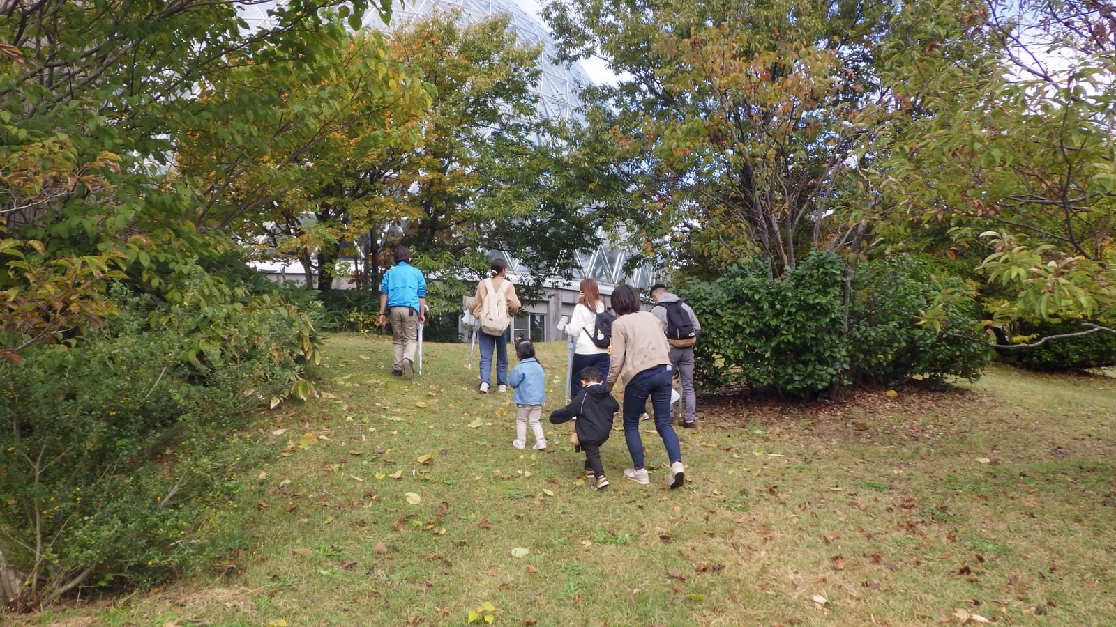 花と緑の教室「【おやこ講座】植物園クエスト~どんぐり狩りにでかけよう!!~」