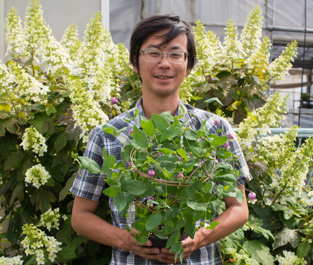 Gunma Flower Park +(ぐんまフラワーパークプラス)【公式】 - 【5/17限定!】クレマチスの育種家 関口さんによるガーデンツアーを開催します。